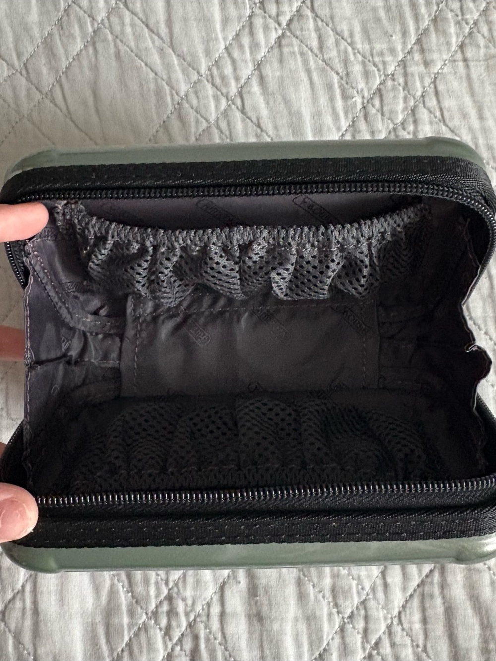 RIMOWA Green Ribbed Hard Shell Toiletries Case - Picture 7 of 9